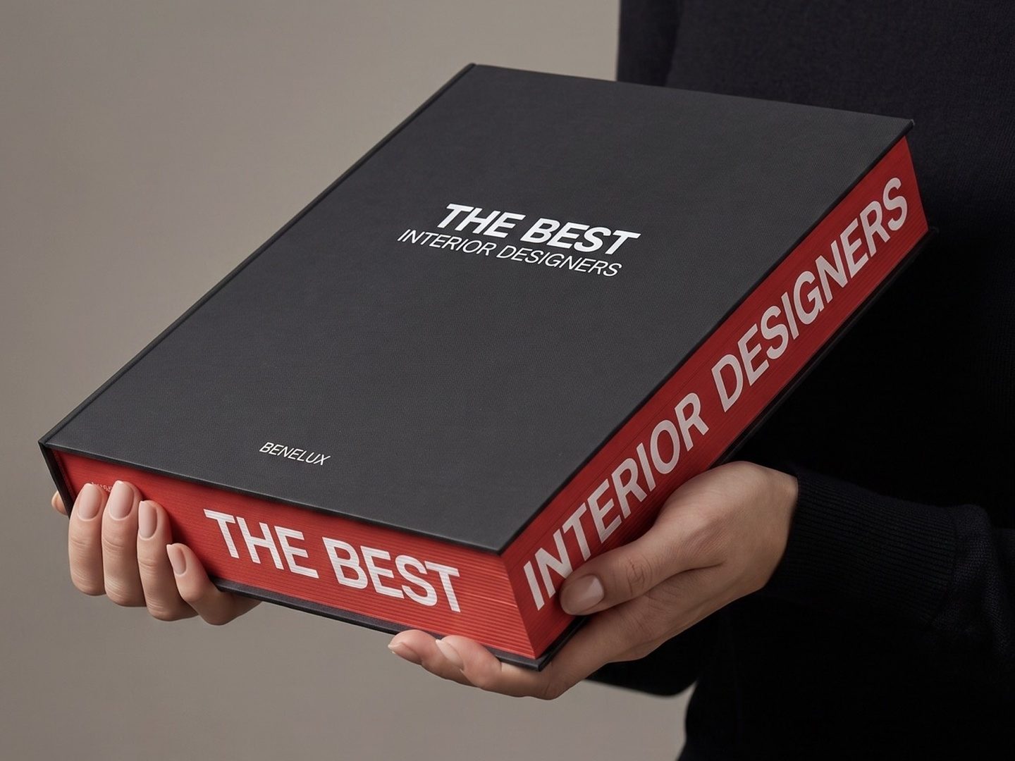 Het boek THE BEST INTERIOR DESIGNERS in zwarte linnen cassette met rode snede